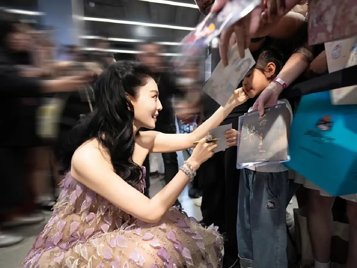 “ฟ่านปิงปิง” ลัดฟ้าเยือนไทย เปิดตัวแบรนด์ดัง ออร่าสะกดทั้งสยาม