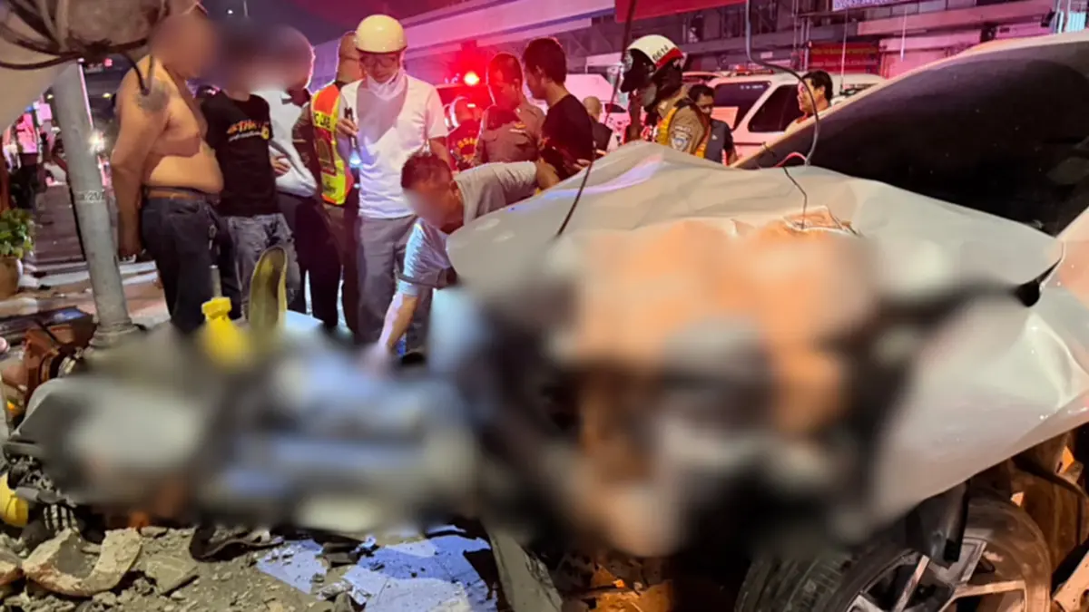 สลด เก๋งไฟฟ้าพุ่งชนจยย. พังยับ สาวดับ 1 ค้นกระเป๋ายิ่งตกใจ