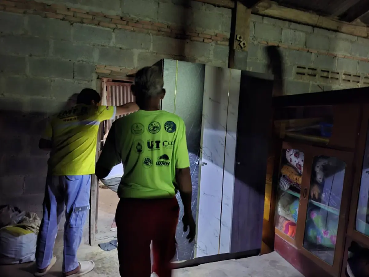 ผงะ! จงอางยักษ์บุกครัว ยาวเกือบ 3 เมตร กู้ภัยจับปล่อยคืนธรรมชาติ