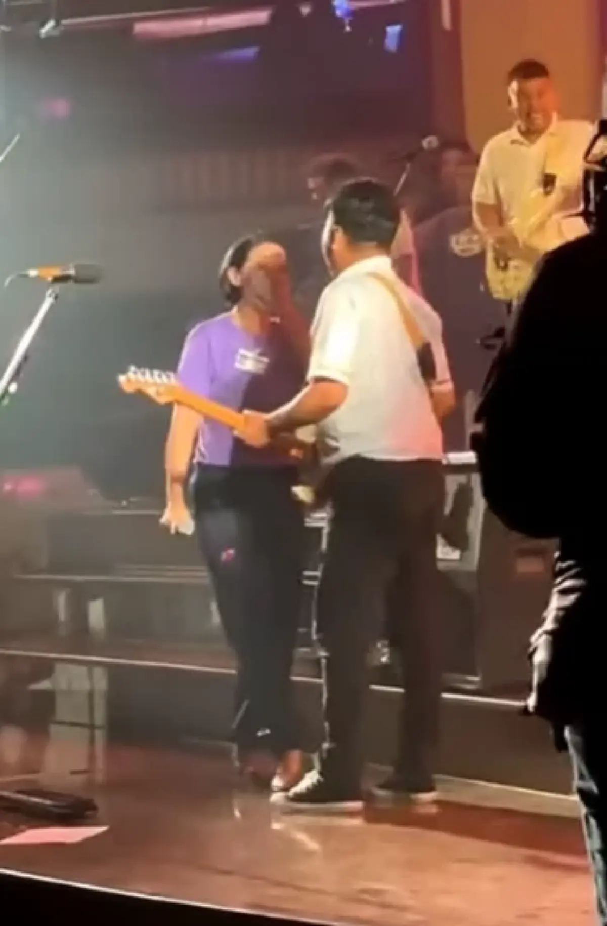 ภาพล่าสุด  ปุ๊กกี้ ปริศนา ขึ้นเวทีร้องเพลง เสก โลโซ เล่นกีตาร์ให้