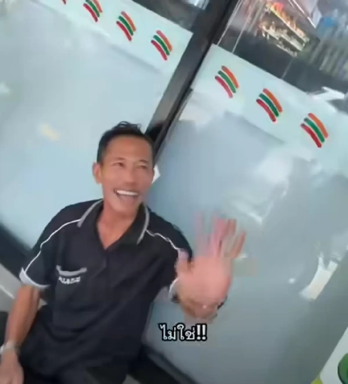 รู้แล้วอาชีพแท้จริง ชายนั่งหน้าร้านสะดวกซื้อ หลังคลิปเป็นไวรัล
