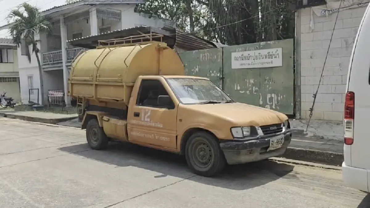 เมืองกาญจน์! รถขยะจอดสนิทน้ำมันเกลี้ยงปั๊ม แจ้งปรับเวลาเก็บ