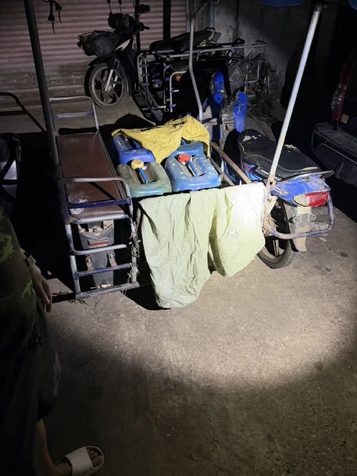 สังขละบุรีเข้ม! รวบหนุ่มพม่าลอบขนดีเซลพรางผ้าห่มส่งออก