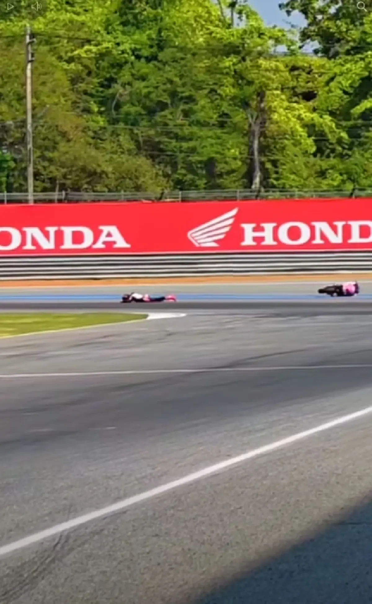 ระทึก "ไบค์เกอร์สาวดัง" รถล้มรุนแรงกลางสนามแข่ง ความทรงจำหาย