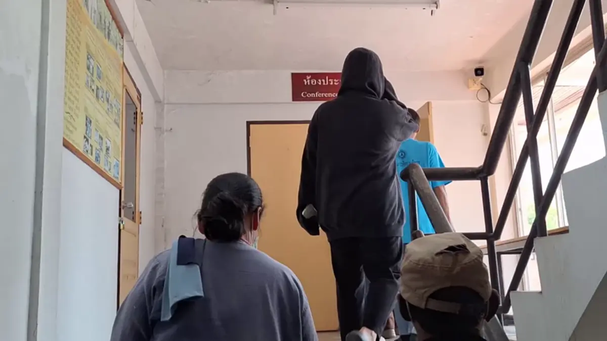 ผกก.เถินเรียกสอบ 28 ชาวบ้าน รุมเก็บกุ้งจากเหตุรถกระบะคว่ำ