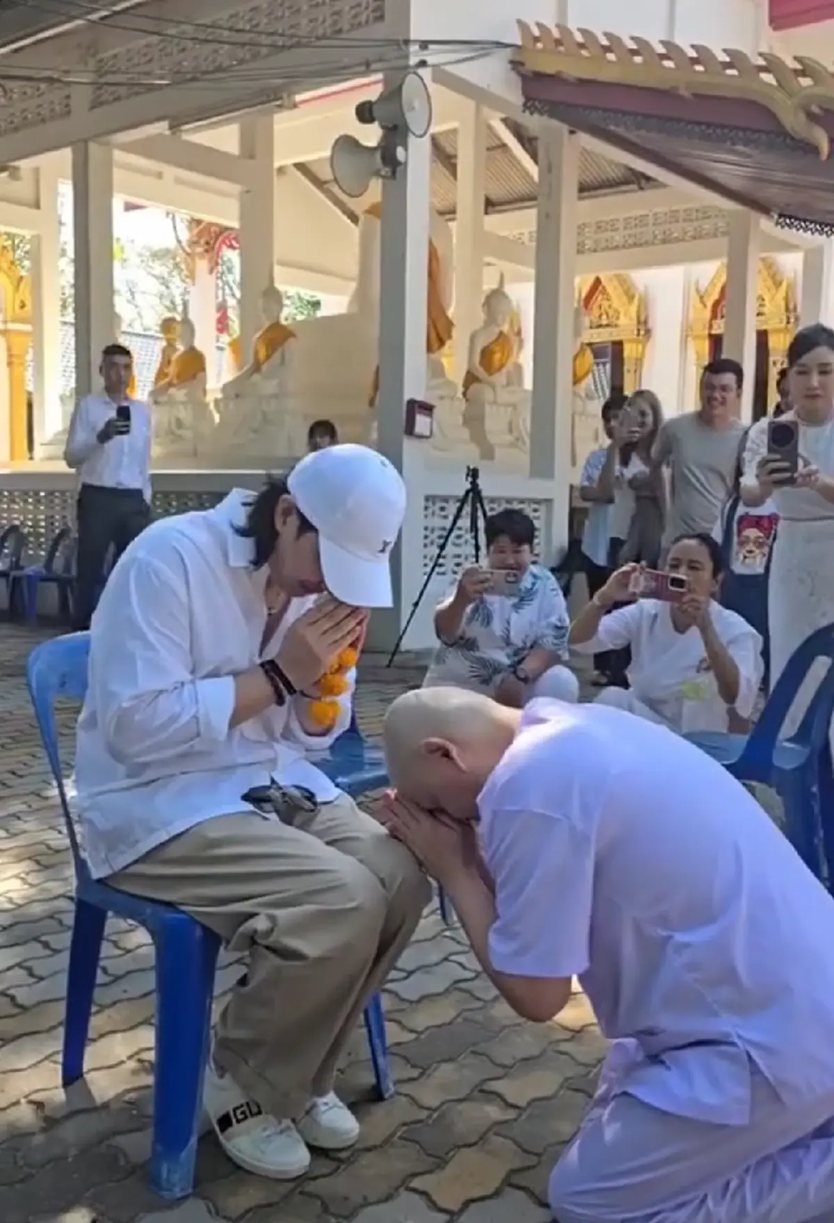 ทนายแก้ว บวชแล้ว นาทีก้มกราบขอขมา หนุ่ม กรรชัย ลูบหัวนาคแก้ว