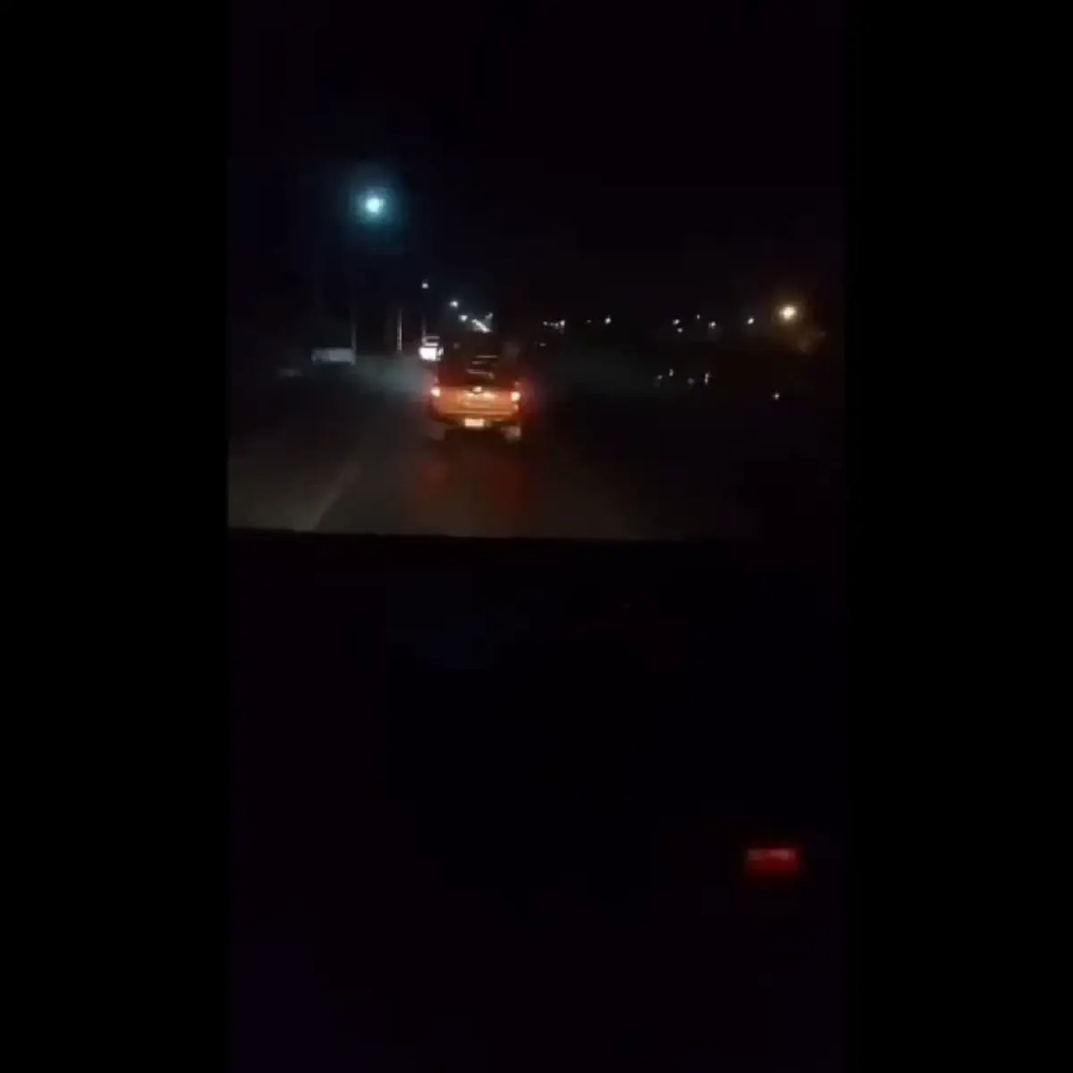 ฉุนแตร! วัยรุ่นลำลูกกาไล่ล่าปาหินใส่สิบล้อส่งนมกระจกแตกยับ