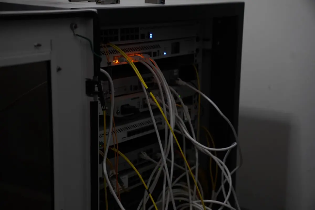 ตัดรากถอนโคน! รื้อสถานีเน็ตเถื่อนแม่สอด ตัดวงจรแก๊งสแกมเมอร์