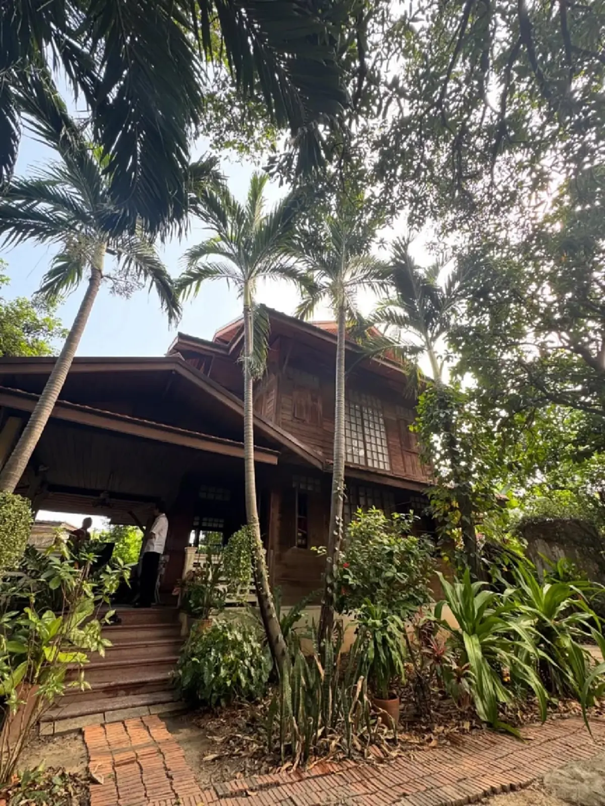 เปิดบ้านเกิด ที่สุพรรณบุรี บ้านสองชั้นสุดคลาสสิก ร่มรื่นน่าอยู่