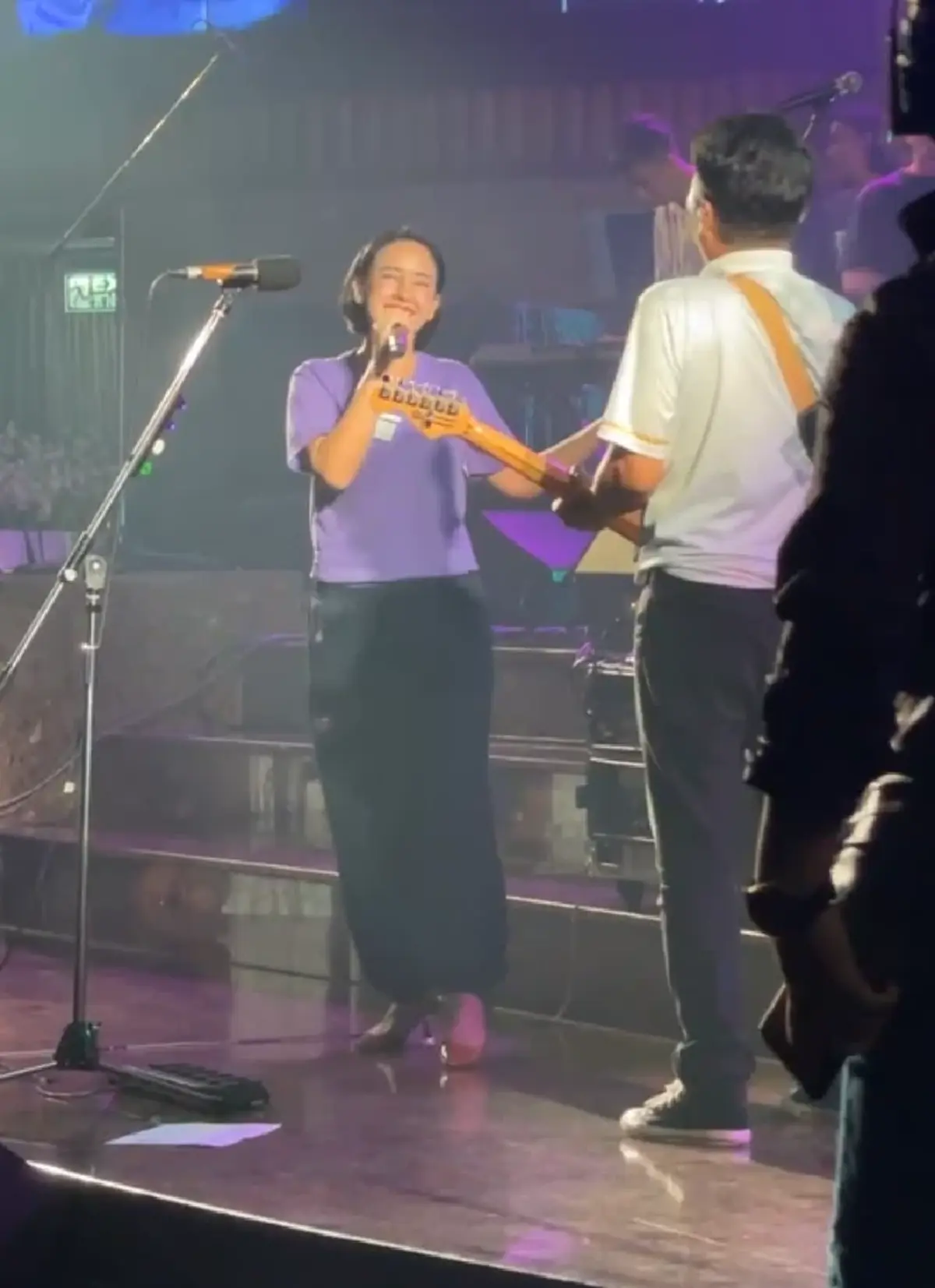 ภาพล่าสุด  ปุ๊กกี้ ปริศนา ขึ้นเวทีร้องเพลง เสก โลโซ เล่นกีตาร์ให้