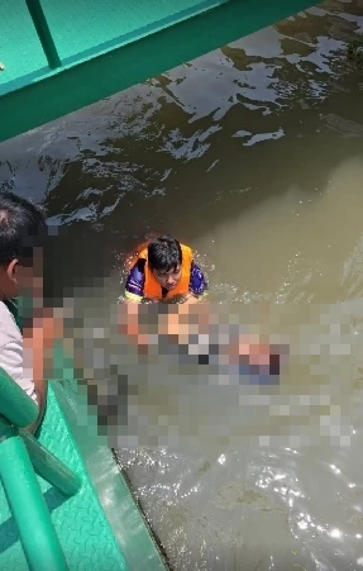 พบร่างหญิงนิรนามลอยแม่น้ำเจ้าพระยา คาดเสียชีวิตไม่ต่ำกว่า 24 ชั่วโมง