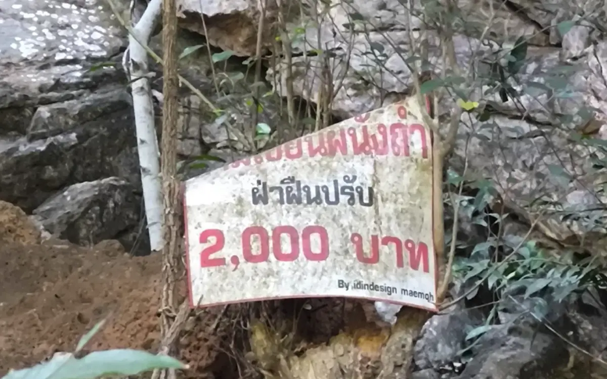 ประจานมือบอน! นทท.สลักชื่อเต็มผาหอบลำปาง แหล่งหินล้านปี