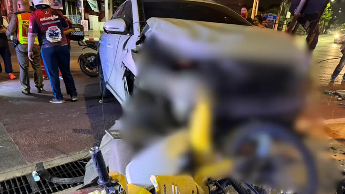 สลด เก๋งไฟฟ้าพุ่งชนจยย. พังยับ สาวดับ 1 ค้นกระเป๋ายิ่งตกใจ