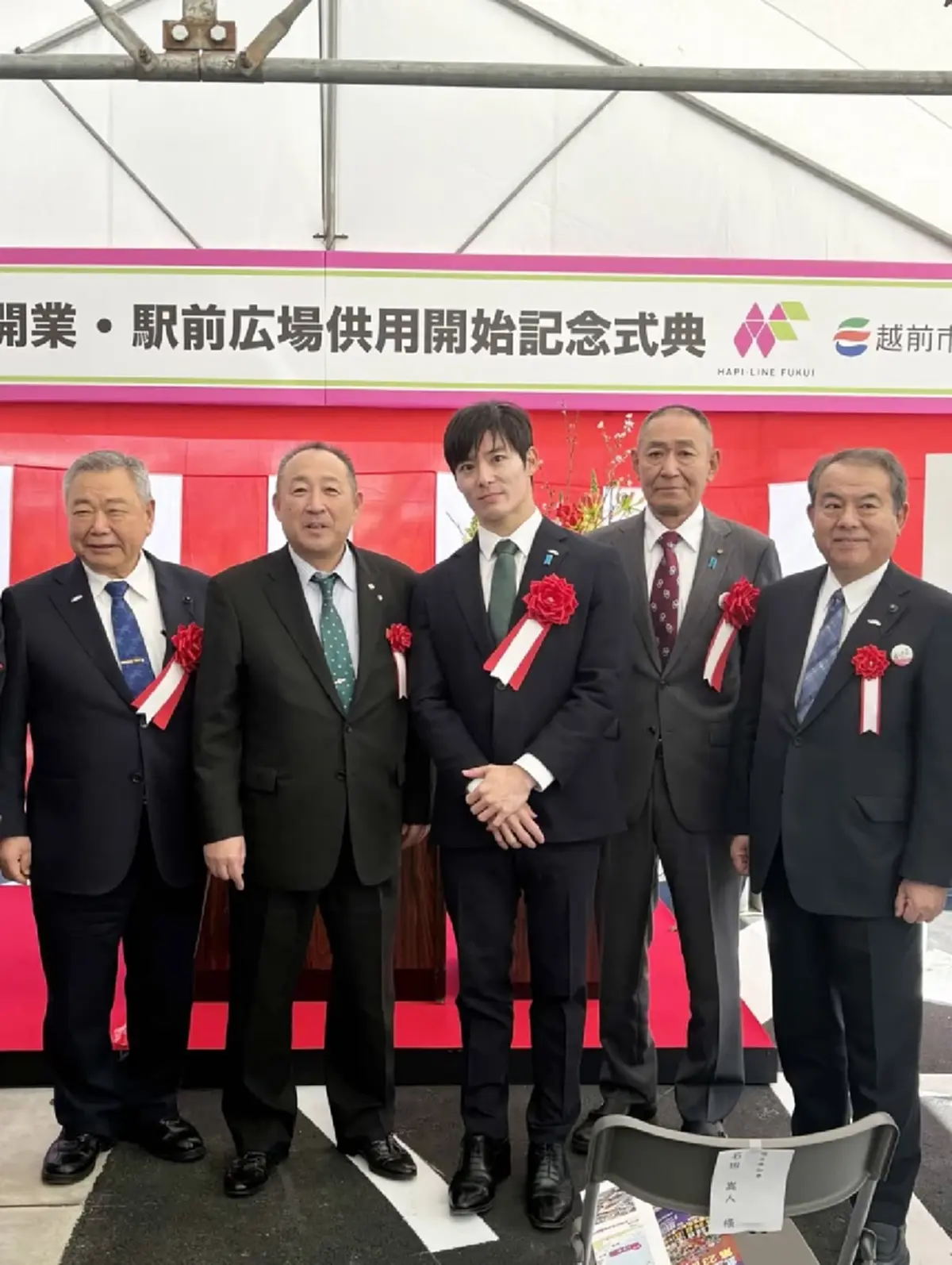 ไวรัลทั้งประเทศ  หนุ่ม วัย 35 ปี ผู้ว่าฯฟุกุอิคนใหม่ หล่อโปรไฟล์ปัง