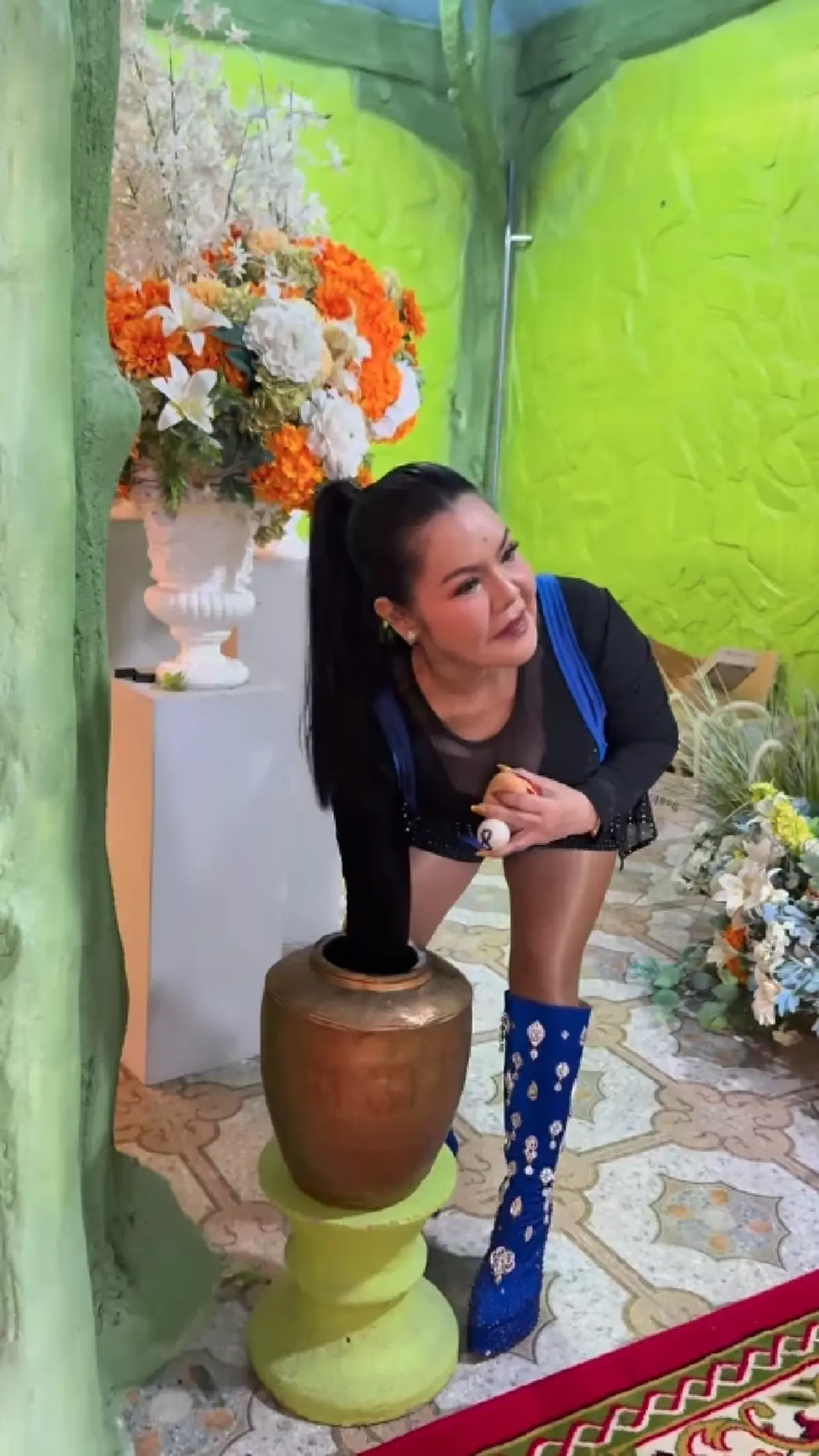 "ฮาย อาภาพร" ล้วงไหหยิบลูกปิงปอง งานรำลึกพ่อไวพจน์ เพชรสุพรรณ