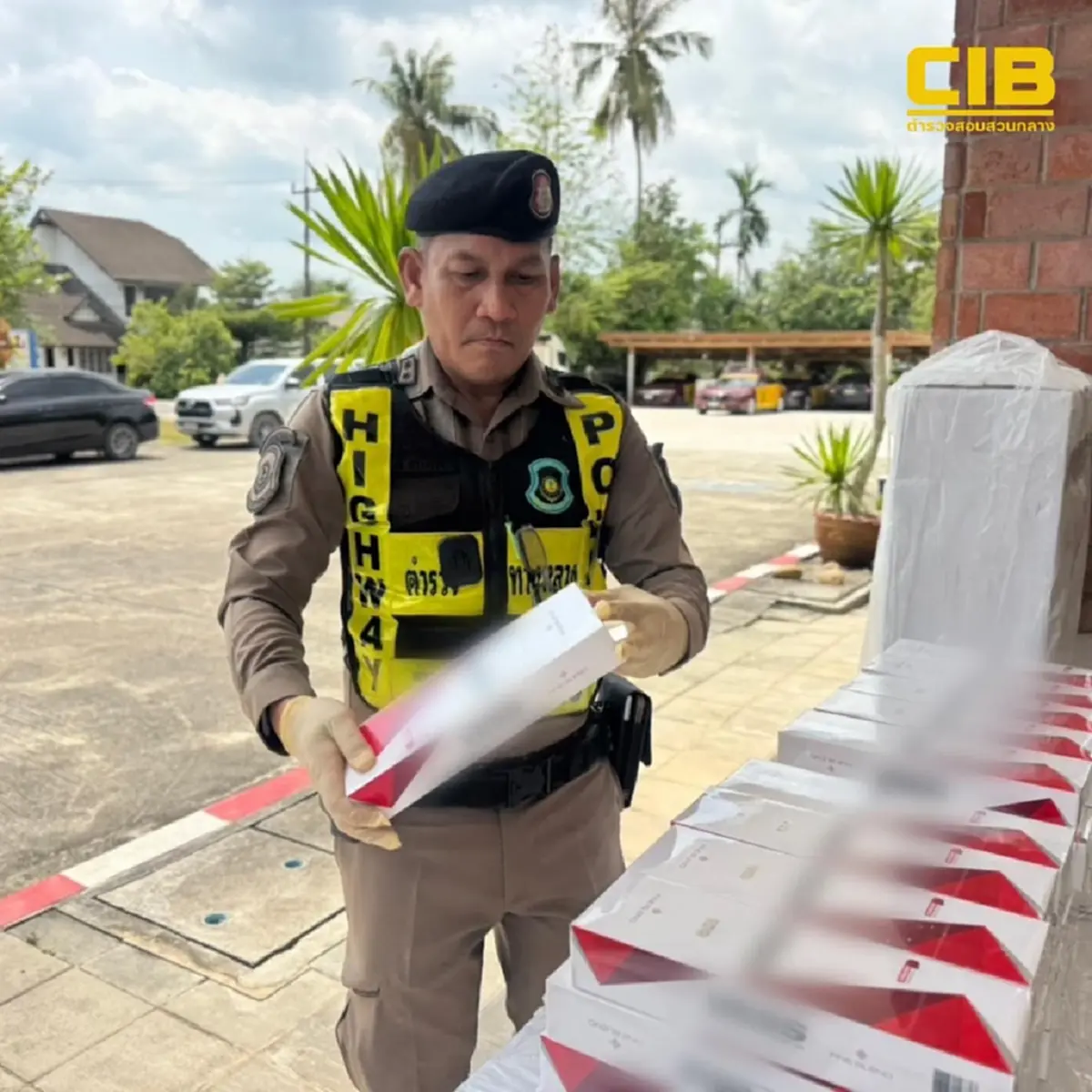 ยึดรถตู้ซุกบุหรี่เถื่อนกว่า 300,000 มวน หลังไหวตัวทันหนีจอดทิ้งในปั๊ม