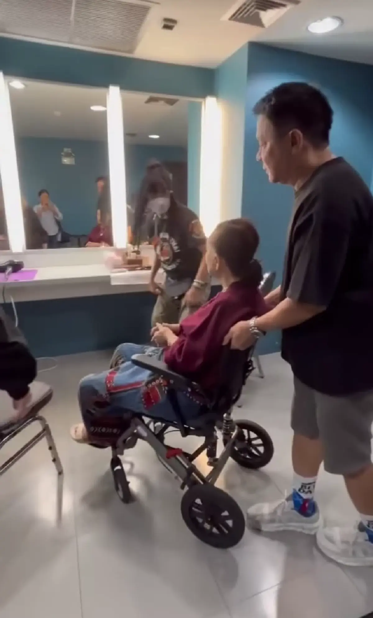 เปิดภาพล่าสุด มี้ พิศมัย นั่งวีลแชร์ สาเหตุทำแฟน ๆ ยิ่งเป็นห่วง