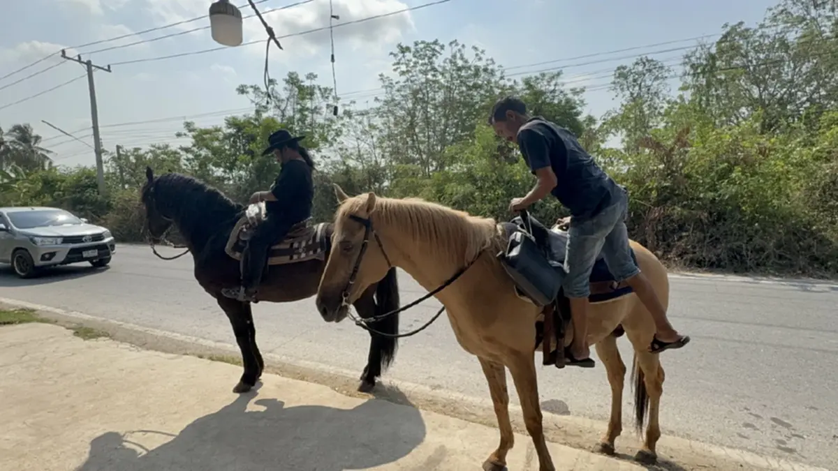 อาจารย์สักยันต์ชื่อดังควบม้าคู่ใจตระเวนหาซื้อน้ำมันปั๊มหลอด