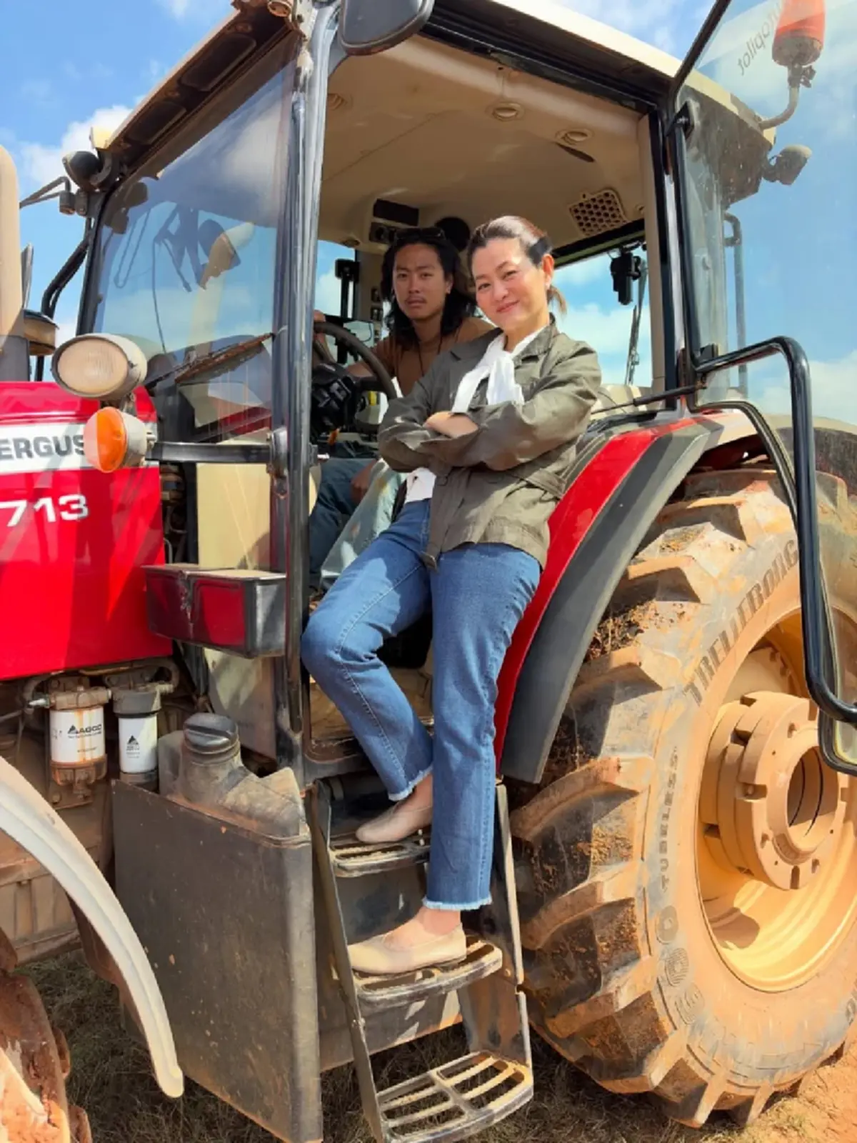 ทายาทฟาร์มโชคชัยรุ่น 3 หล่อเข้มสไตล์คาวบอย ขี่ม้าลุยงานเคียงพ่อ