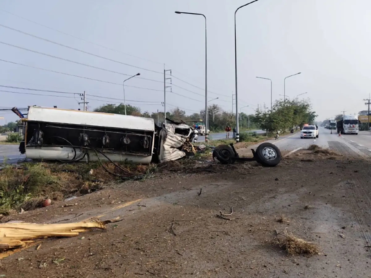 เจ็บ 3 ราย! บรรทุกน้ำมันพลิกคว่ำ ดีเซลรั่วถนนมิตรภาพโคราช