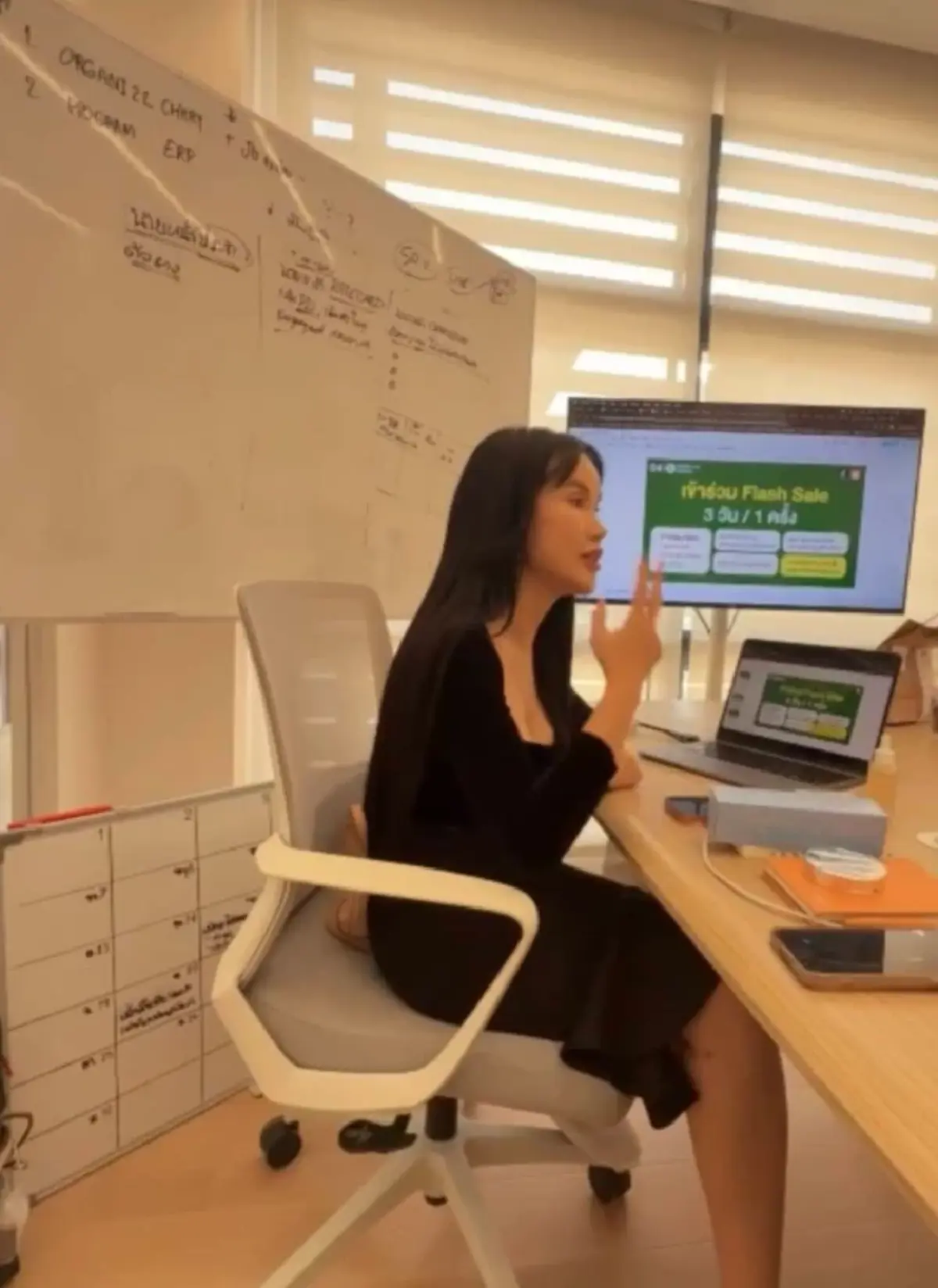 เปิดชุดเจ้าปัญหา "โค้ชส้ม" ใส่วันประชุมงาน "นาวินต้าร์"