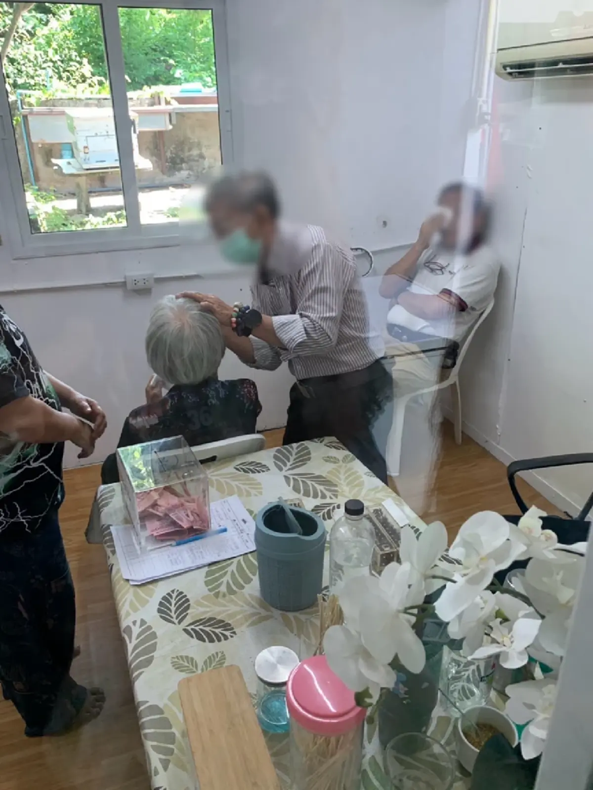 บุกคลินิกรวบหมอเถื่อน รักษาพิสดาร ใช้เหล็กในผึ้งสะกิดตา