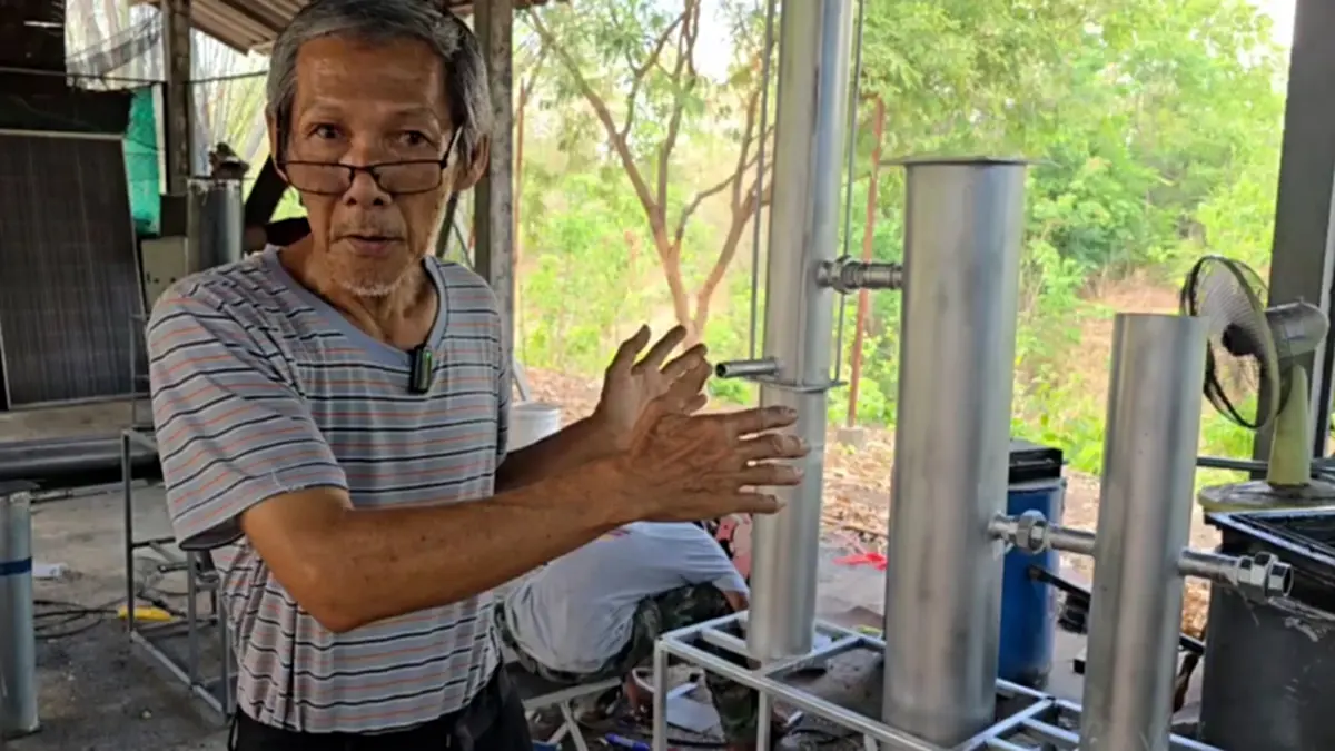 "ขยะทองคำ" ไอเดียลุงวัย 67 เปลี่ยนพลาสติกเป็นน้ำมัน ลดต้นทุน!