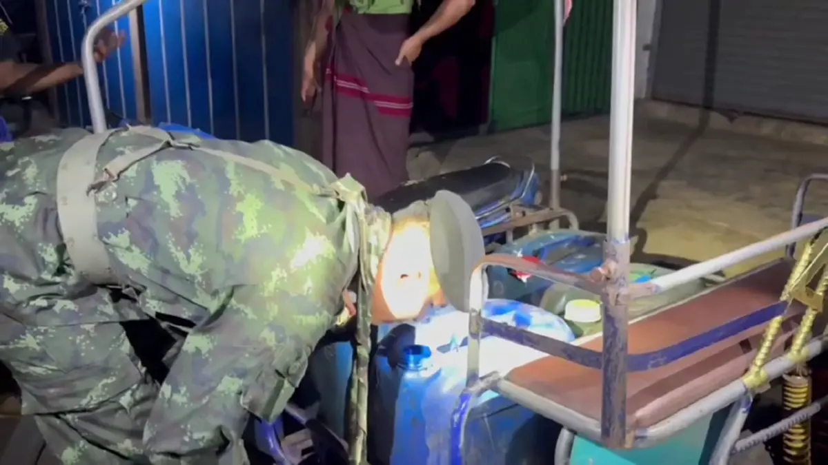 สังขละบุรีเข้ม! รวบหนุ่มพม่าลอบขนดีเซลพรางผ้าห่มส่งออก