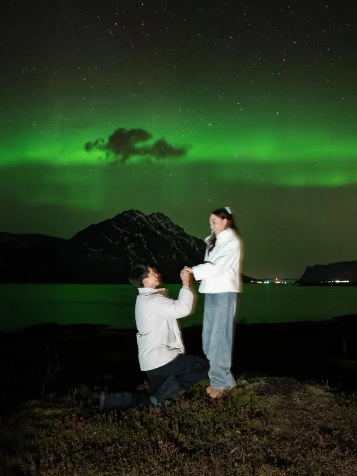 นักแสดงหนุ่ม เซอร์ไพรส์ขอแฟนสาว นางเอกดัง แต่งงานกลางแสงเหนือ