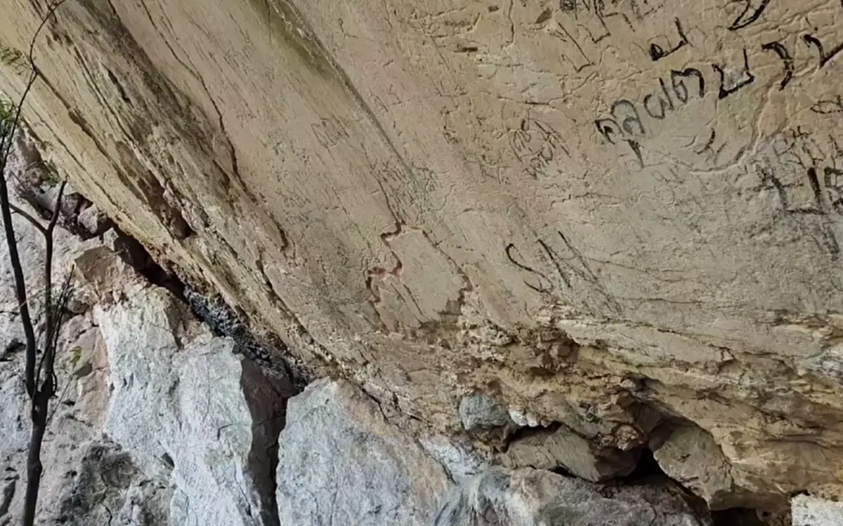 ประจานมือบอน! นทท.สลักชื่อเต็มผาหอบลำปาง แหล่งหินล้านปี