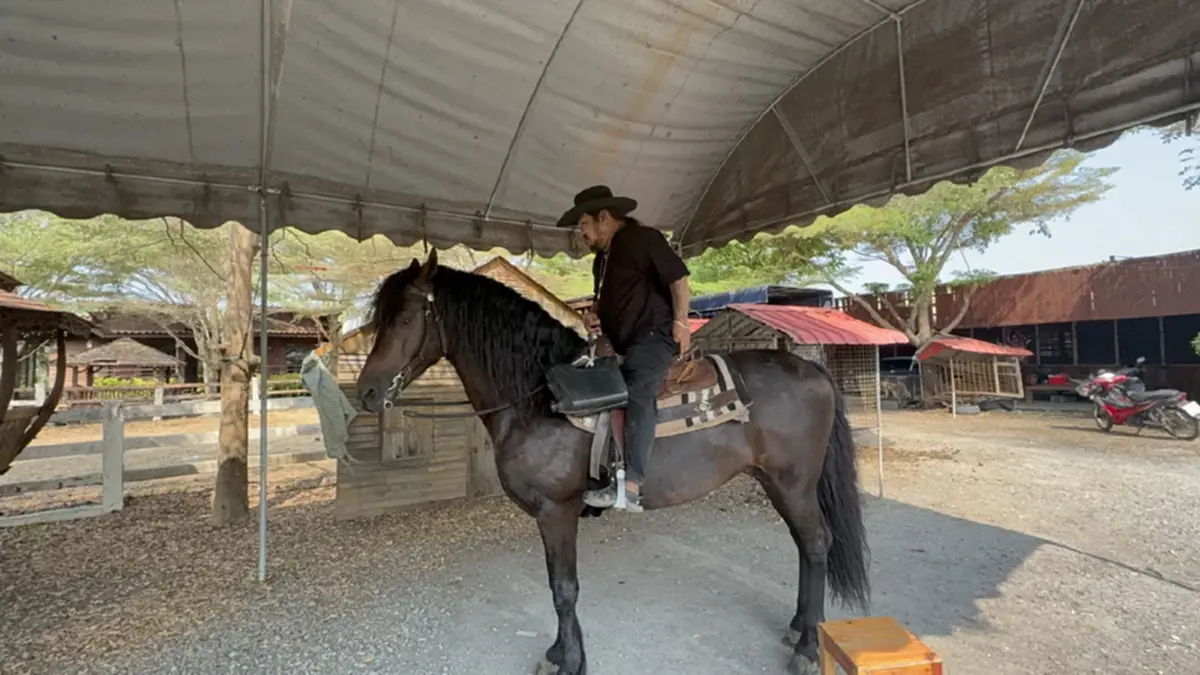 อาจารย์สักยันต์ชื่อดังควบม้าคู่ใจตระเวนหาซื้อน้ำมันปั๊มหลอด