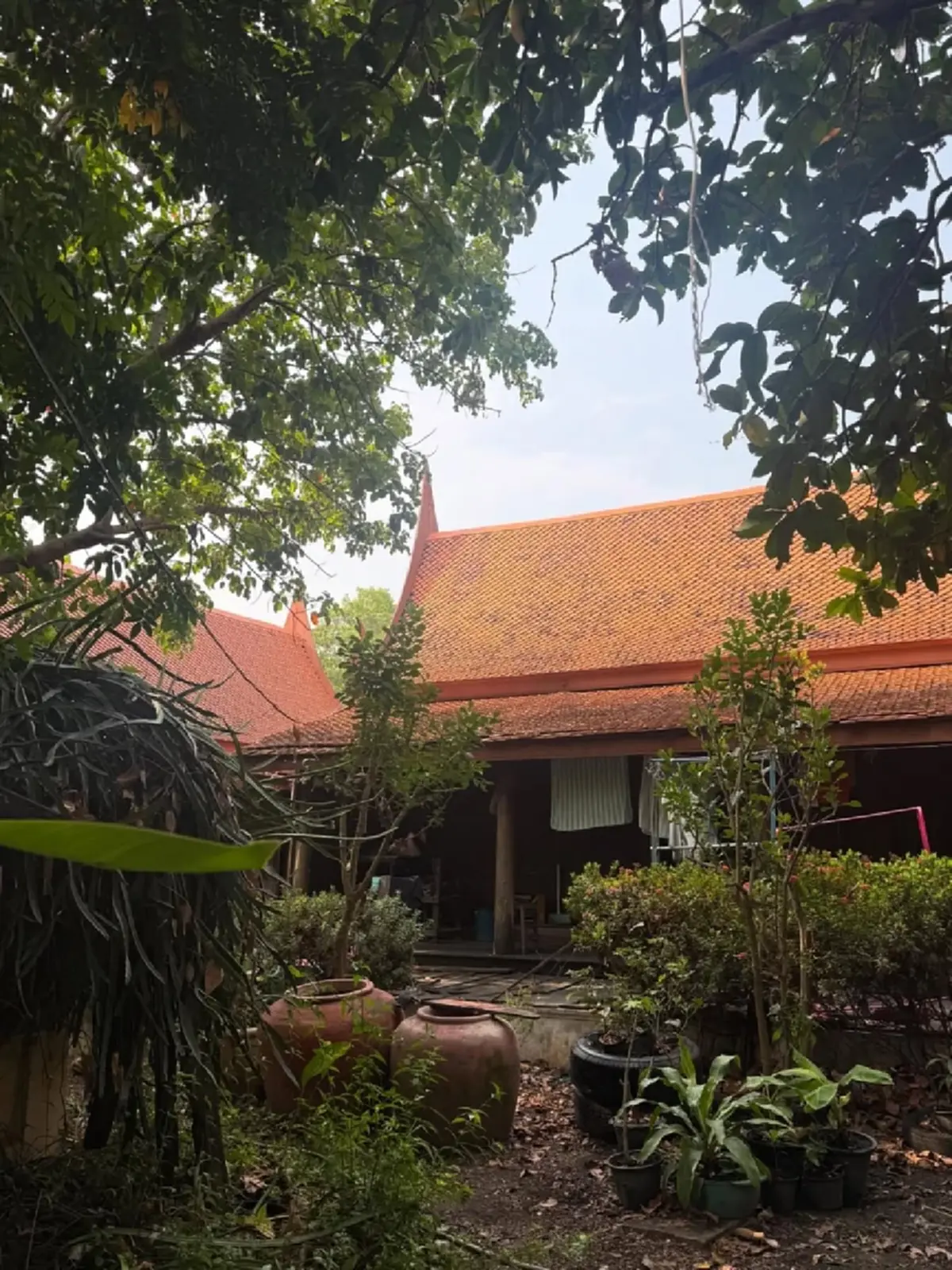 เปิดบ้านเกิด ที่สุพรรณบุรี บ้านสองชั้นสุดคลาสสิก ร่มรื่นน่าอยู่