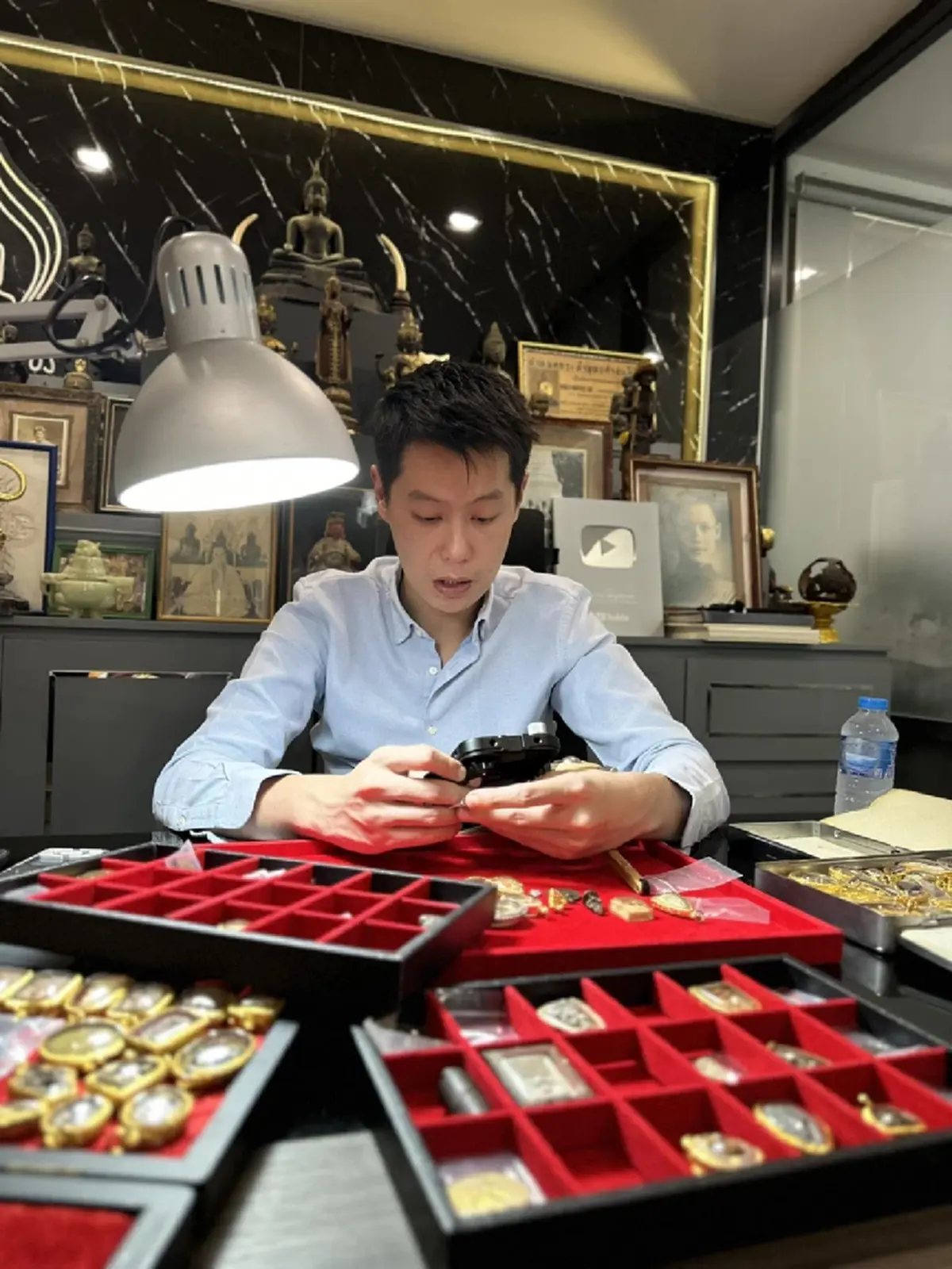 รู้จัก"บูม จักรเพชร" จากเด็กเกเร ชีวิตพลิกสู่เซียนพระชื่อดัง