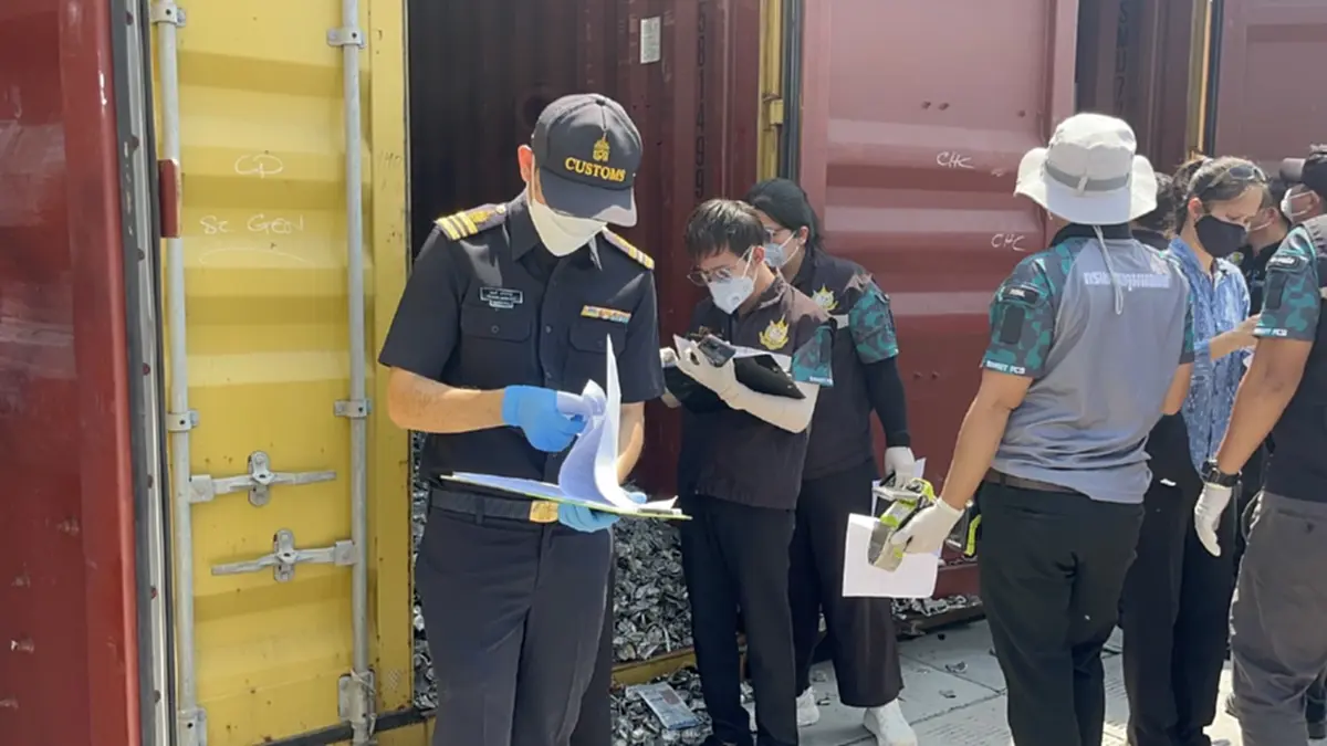 บุกแหลมฉบัง! อายัดขยะพิษ 18 ตู้ สำแดงเท็จตบตาเจ้าหน้าที่