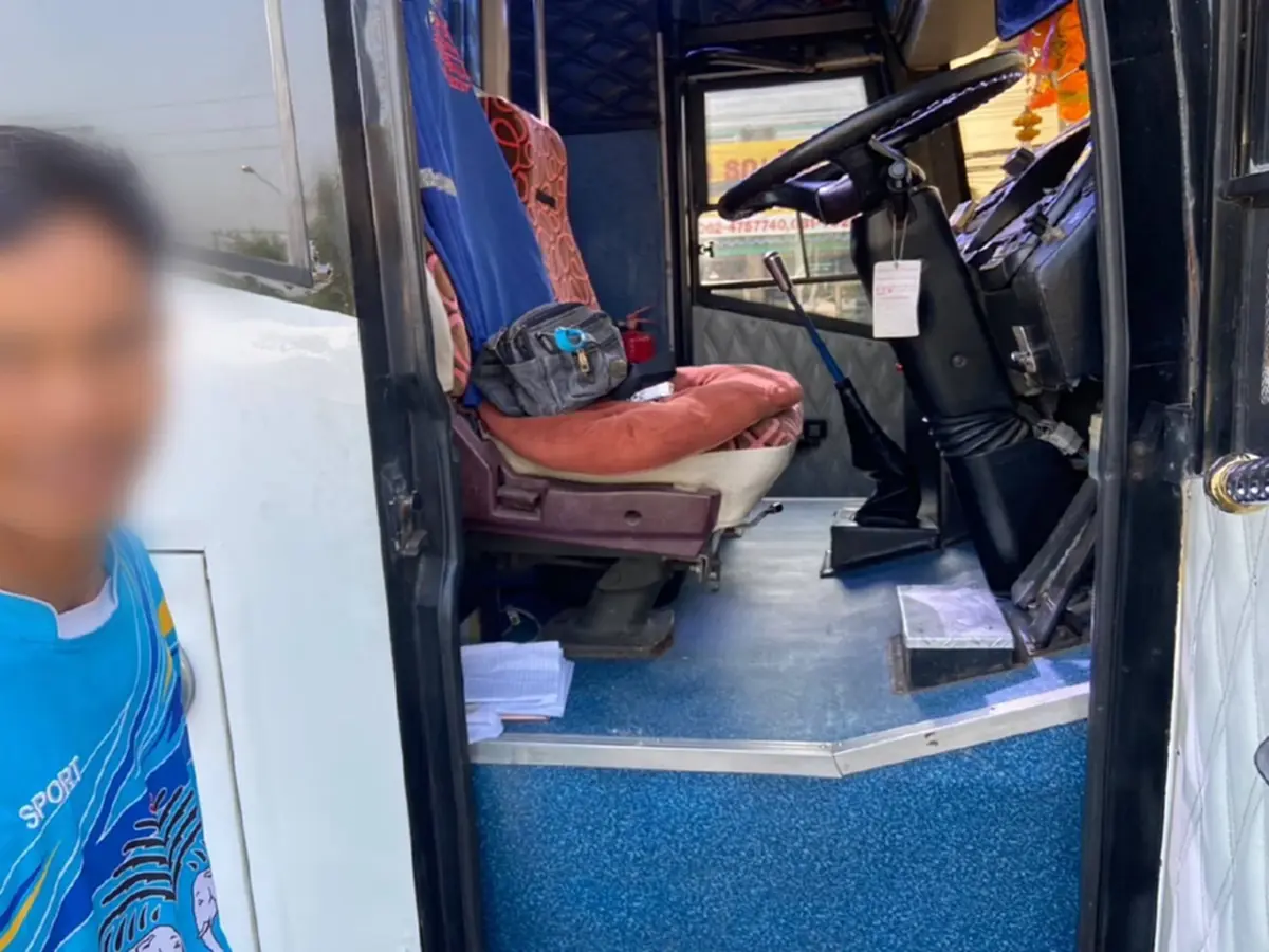 รถบัสน้ำมันหมดพิรุธ! จอดขวางถนน 304 ก่อนถูกจับ เจอยาบ้า 15 เม็ด