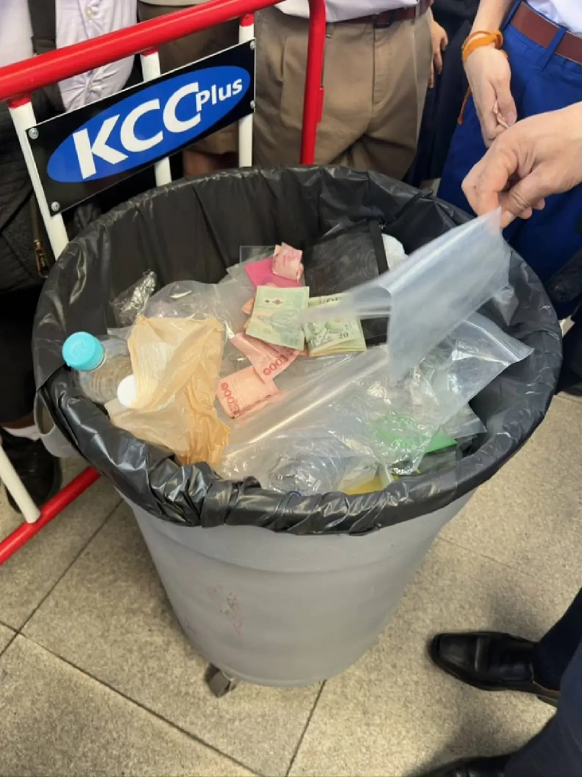 โอละพ่อ ดราม่า สอบเตรียมอุดมฯ ทิ้งเงินลงถังขยะ เฉลยความจริงแล้ว