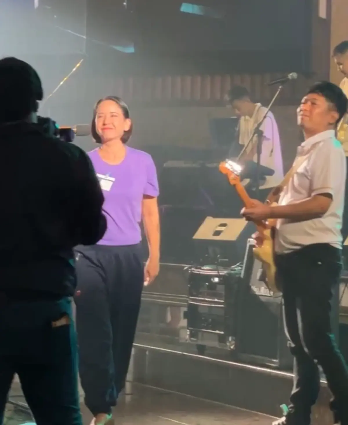 ภาพล่าสุด  ปุ๊กกี้ ปริศนา ขึ้นเวทีร้องเพลง เสก โลโซ เล่นกีตาร์ให้