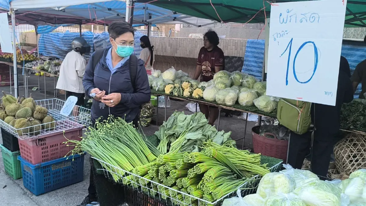 ถูกจริง! ผักถุงละ 10 บาท ชาวพิษณุโลกแห่ซื้อสวนกระแสน้ำมันแพง