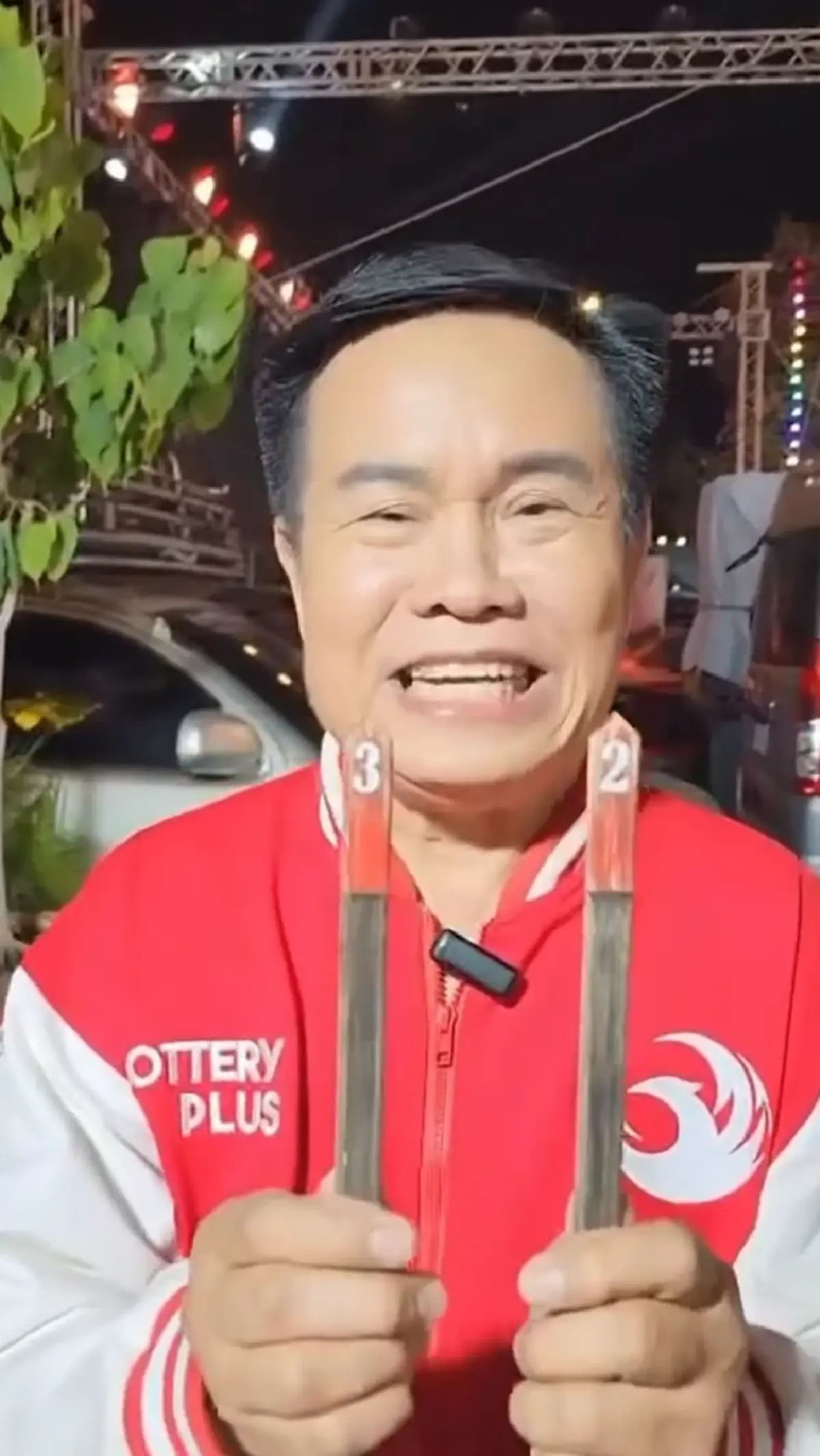 ส่อง มนต์สิทธิ์ คำสร้อย ลูกทุ่งดัง เขย่าเซียมซีโชว์ ได้เลขสวย