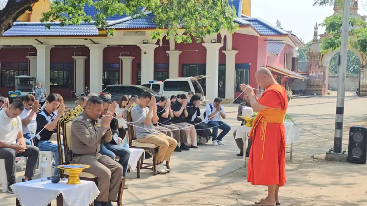 ผกก.สันทรายทำพิธีมอบ "เจ้าบุญรอด" ควายสู้ชีวิตให้วัด