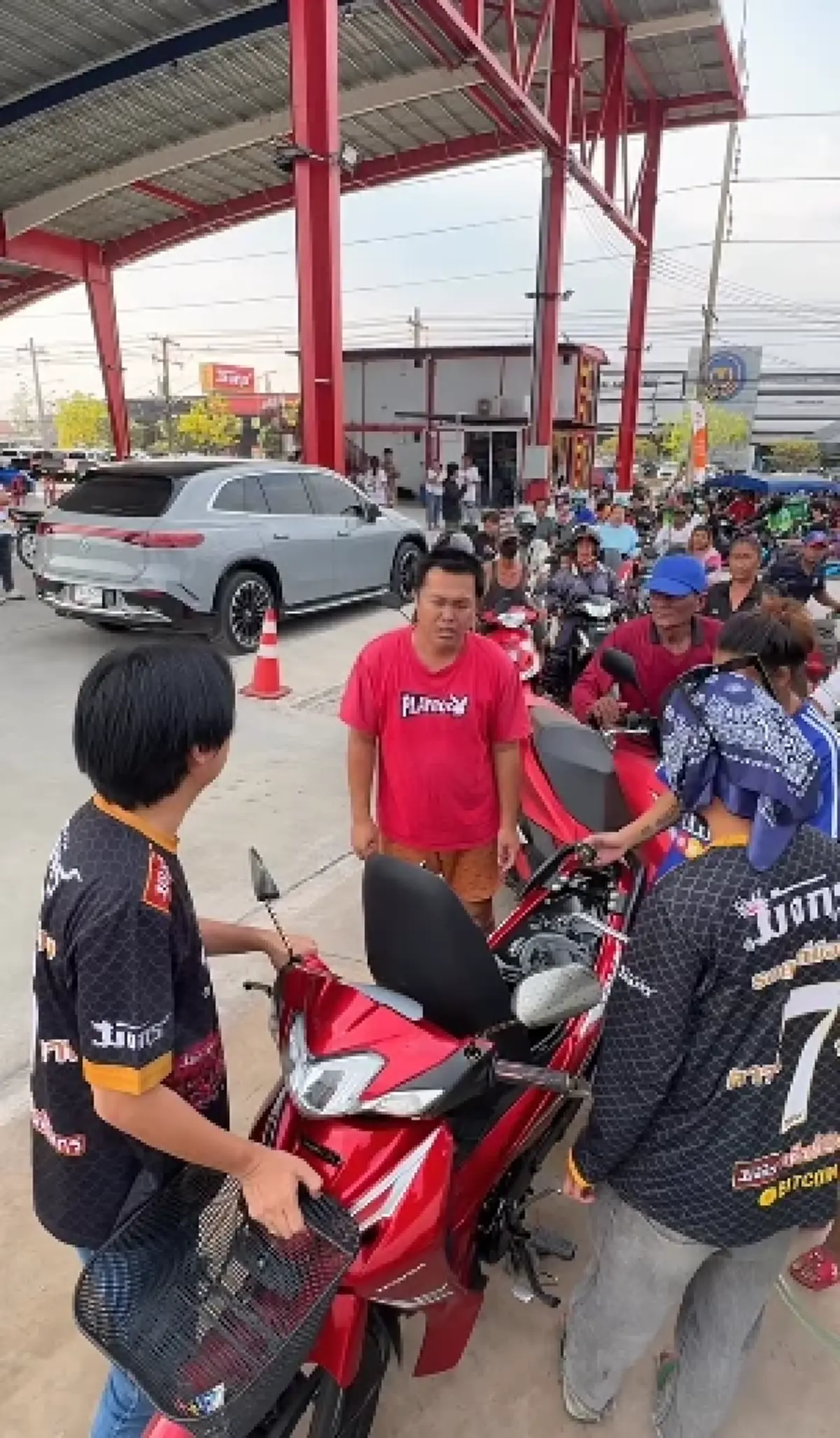 ฮือฮา เสี่ยเล่ เต็นท์รถประกาศให้ จยย.มาเติมน้ำมันเต็มถังแค่ 7 บาท