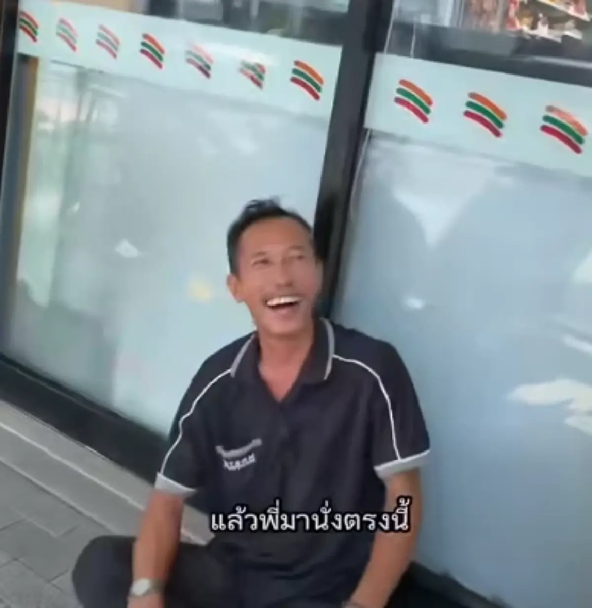 รู้แล้วอาชีพแท้จริง ชายนั่งหน้าร้านสะดวกซื้อ หลังคลิปเป็นไวรัล