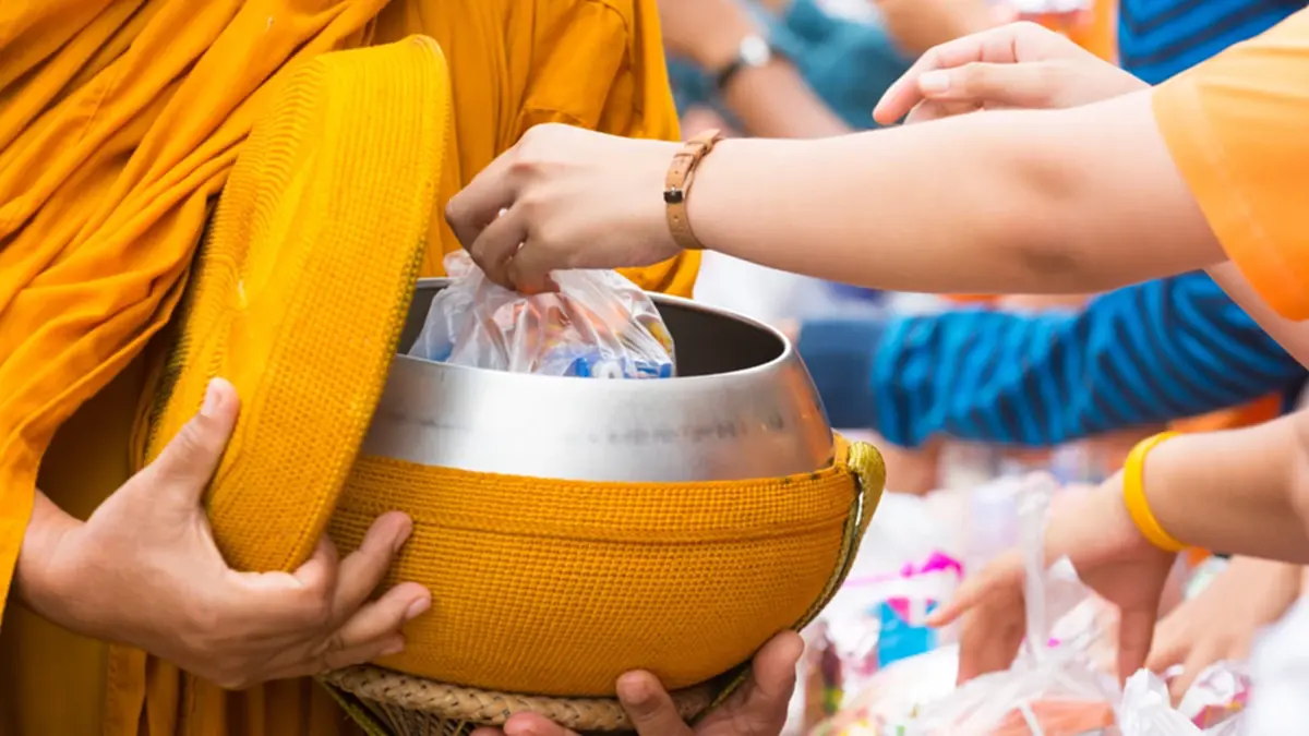 “ชุดใส่บาตร” ถูกทิ้งเกลื่อนริมทาง ชาวเน็ตตั้งคำถามเกิดอะไรขึ้น