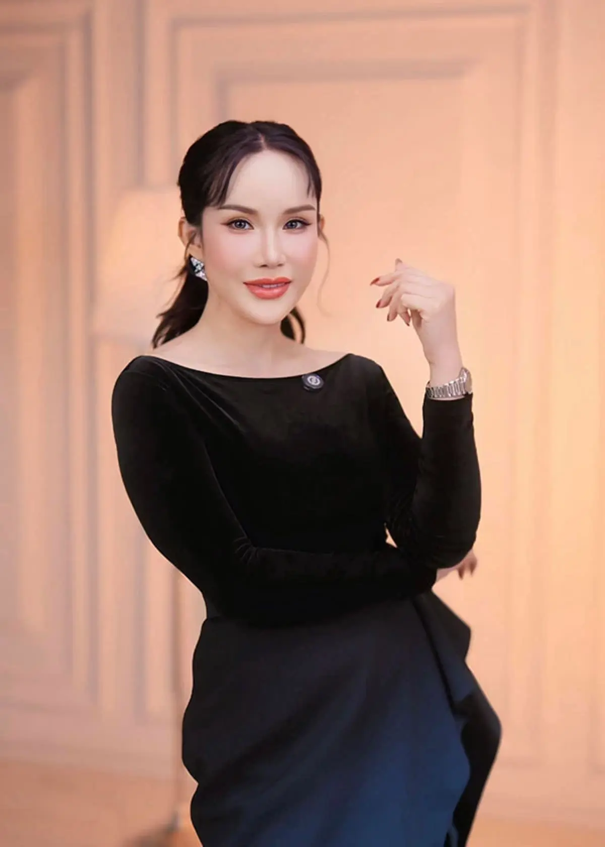 เปิดชุดเจ้าปัญหา "โค้ชส้ม" ใส่วันประชุมงาน "นาวินต้าร์"