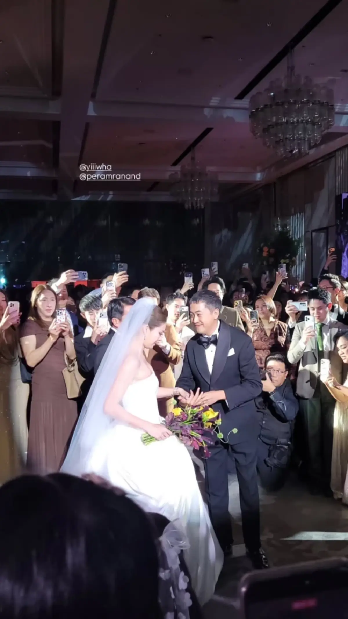 หวานละมุน! งานแต่ง  เรียบง่ายแต่อบอุ่น คนบันเทิงร่วมยินดี 