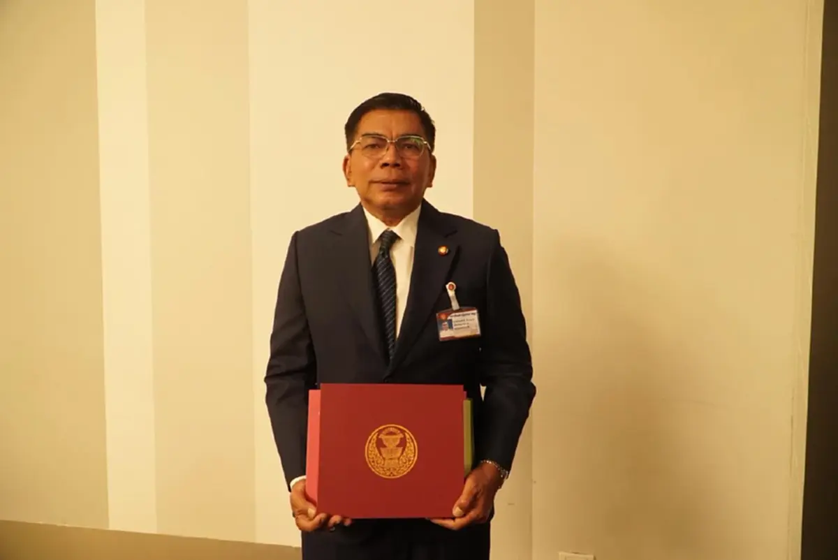 ถึงว่า สส.พรรคดัง โดนโจมตีจนรถพรุน ทั้งๆ ที่อยู่หน้าบ้านของตนเอง