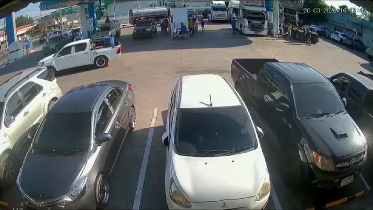 กระบะหลอกเติมดีเซล 100 ลิตรแล้วหนีลอยนวล ทิ้งภาระให้เด็กปั๊ม