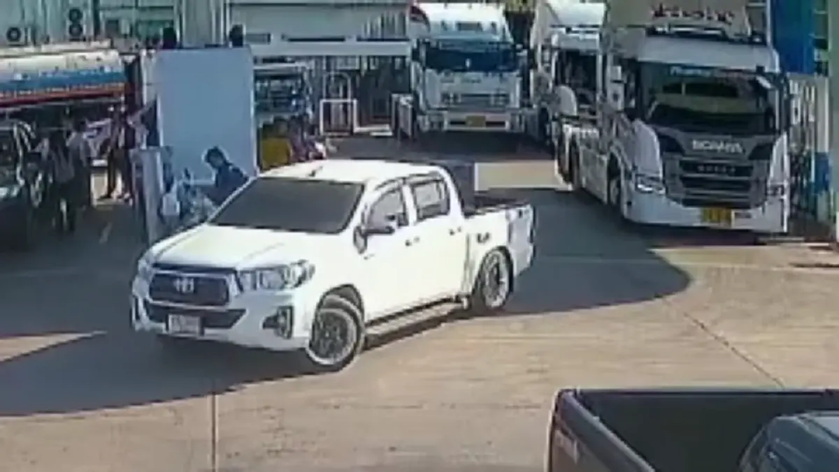 กระบะหลอกเติมดีเซล 100 ลิตรแล้วหนีลอยนวล ทิ้งภาระให้เด็กปั๊ม