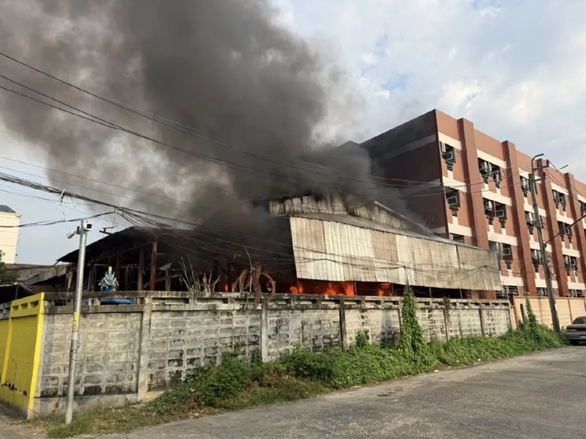 ด่วน! เกิดเหตุไฟไหม้โกดังโรงงาน ซอยแจ้งวัฒนะ 10 เขตหลักสี่