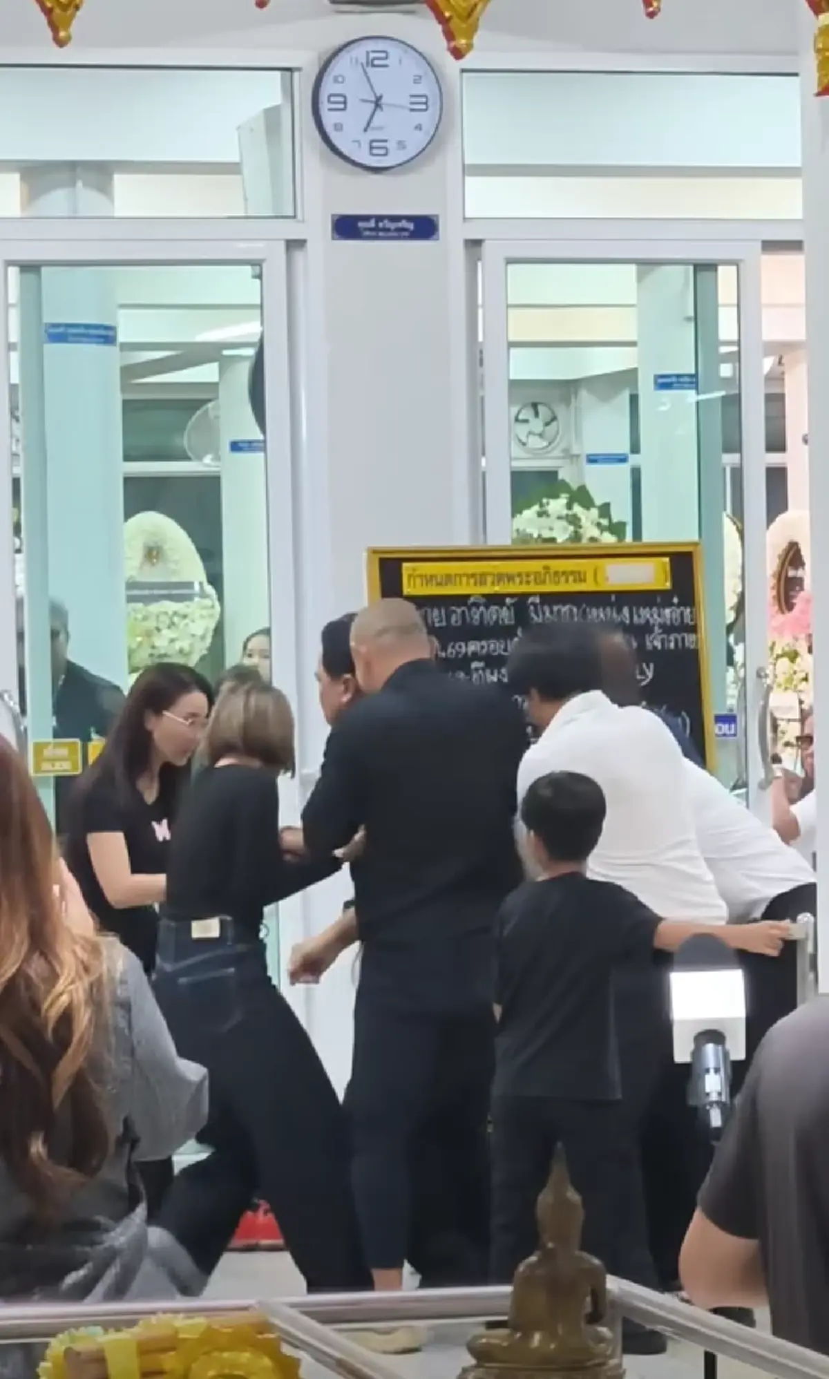 ตกใจทั้งงาน! ตลกดัง ลื่นล้มอย่างแรงกลางงาน เหน่ง เหม่งจ๋าย